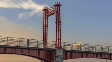kumala ö röd bro som är tillgång till ett av de turist destinationer i tenggarong stad, kutai kartanegara regentskap, nämligen kumala ö. foto