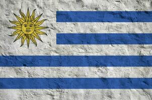 uruguay flagga avbildad i ljus måla färger på gammal lättnad putsning vägg. texturerad baner på grov bakgrund foto