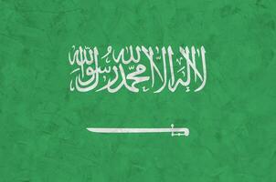 saudi arabien flagga avbildad i ljus måla färger på gammal lättnad putsning vägg. texturerad baner på grov bakgrund foto