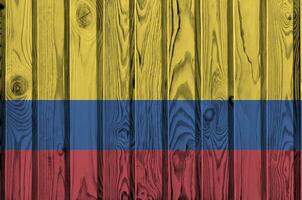 colombia flagga avbildad i ljus måla färger på gammal trä- vägg. texturerad baner på grov bakgrund foto
