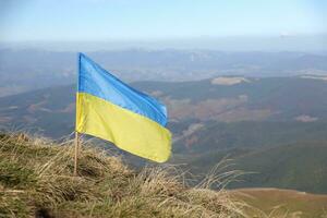ukrainska flagga på topp av hoverla berg i ukraina foto