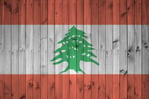 libanon flagga avbildad i ljus måla färger på gammal trä- vägg. texturerad baner på grov bakgrund foto