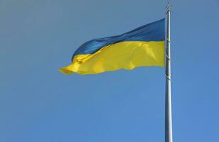 ukrainska flagga isolerat på de blå himmel med klippning väg. stänga upp vinka baner av ukraina. lång flagga symbol av Ukraina, europeisk Land foto