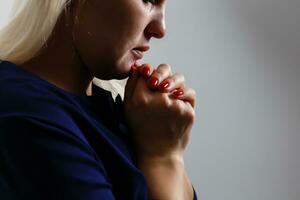 närbild porträtt av en ung kvinna bön- foto