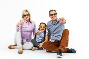 en ung familj med glasögon vit bakgrund foto