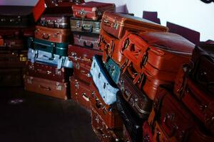 en massa av gammal årgång resväskor foto