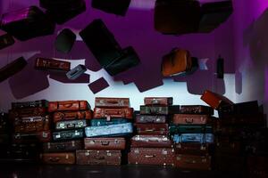 lugg av färgrik årgång resväskor. foto