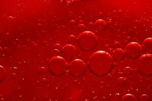 vatten bubbla textur på röd bakgrund foto