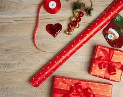 jul dekor, gåvor insvept i röd papper på en trä- bakgrund, topp se. foto