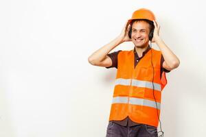 arbetstagare skyddande hans öron från de ljud foto