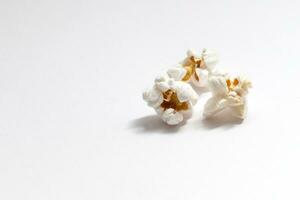 högen av utsökt popcorn, isolerat på vit bakgrund foto