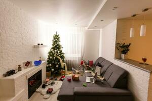 rörig levande rum interiör med jul träd. kaos efter fest foto