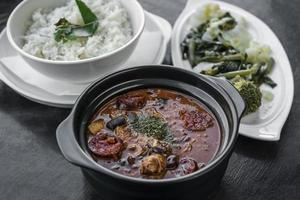 kycklingfeijoada med chorizo portugisisk rustik kryddig traditionell böngryta foto