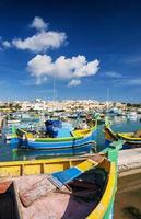 marsaxlokk hamn och traditionella medelhavsfiskebåtar i malta foto