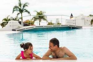 far spelar med hans dotter i simning slå samman foto