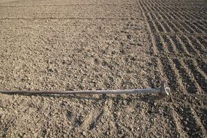 plogade jord i en fält under förberedelse för lök utsäde sådd i bangladesh foto