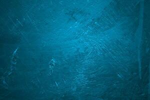 blå vägg skrämmande textur för bakgrund. mörk blå knäckt cement foto