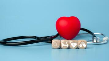de begrepp av hälsa försäkring och medicinsk välfärd. blockera trä- och röd hjärta med plus ikon. hälsa försäkring och tillgång till hälsa vård. foto
