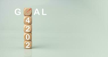 trä- block fodrad upp med de brev 2024. representerar de mål miljö för 2024, de begrepp av en Start. finansiell planera utveckling strategi företag mål miljö foto