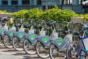 ljubjana, slovenien - aug 17, 2019 - stänga upp skott av cykel delning cyklar i de central del av de stad foto