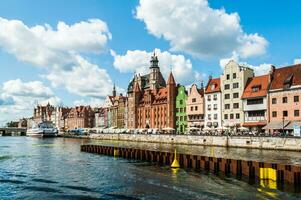 gdansk, polen - augusti 16, 2018 - spektakulär se på de gammal del av de stad från de flod foto