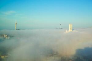 sällsynt tidigt morgon- vinter- dimma ovan de istanbul stad horisont en foto