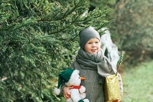 utomhus- jul porträtt av förtjusande liten pojke foto