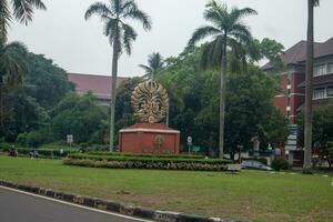 depok, väst java, indonesien npvember 25, 2023, de staty av de universitet av Indonesien, välkomnande monument bara efter de campus huvud Port. foto