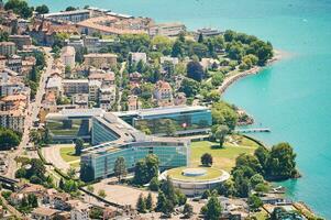 vevey, schweiz - juli 10, 2022, Ariel se av krypa in högkvarter kontor byggnader med logotyp i kanton vaud, schweiziska. krypa in är största multinationell företag i mat sektor i de värld foto