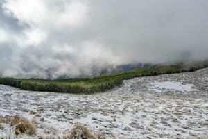 full häftig snöstorm i de bergen av sierra nevada, granada, andalusien, spanien foto