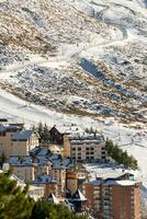 antenn se stad av pradollano åka skidor tillflykt i Spanien i sierra nevada foto