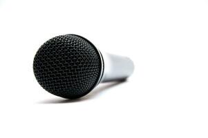 svart mikrofon på en vit bakgrund foto