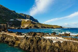 antenn se av garachico by på de kust av atlanten hav i tenerife ö av Spanien foto