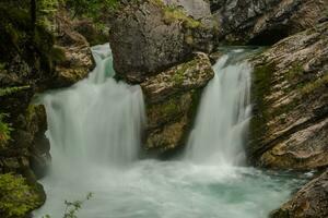 otrolig dubbel- vattenfall med en handfat som heter snubblande vattenfall i övre österrike detalj foto