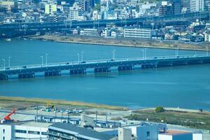 en panorama stadsbild nära jodo flod i osaka tele skott foto