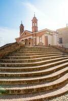 comacchio , Italien-juni 2, 2023-vy av ett av de broar i comacchio under en solig dag foto