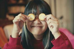 asiatisk tonåring gör krämknäcka nära glasögon foto