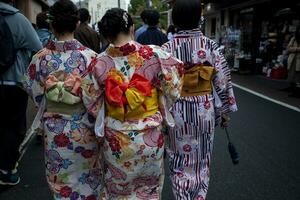 kyoto japan - 10 november 2018 oidentifierad kvinna bär traditionell kimono gående i yazaka helgedom gata ett av mest populär reser destination i kyoto japan foto