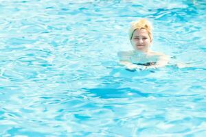 ung kvinna i poolen foto