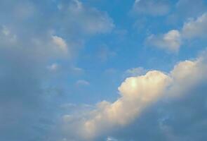 blå himmel med vit moln. naturlig bakgrund foto
