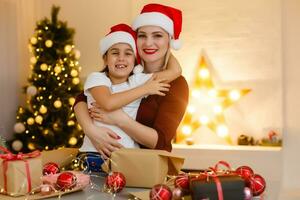 högtider, presenterar, jul, jul, födelsedag begrepp - Lycklig mor och barn flicka med gåva låda foto