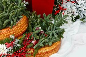 jul bakgrund med dekorativ stjärna, gran grenar och tall koner foto