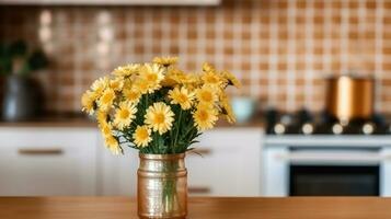 bukett av gyllene prästkrage blommor i glas vas på de kök tabell. eleganta modern kök med små beige bricka och trä- skåp. stänga upp, generativ ai foto