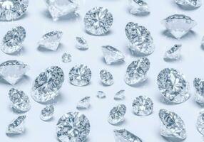 skön skinande diamant i lysande skära på vit bakgrund,- kristall bakgrund foto