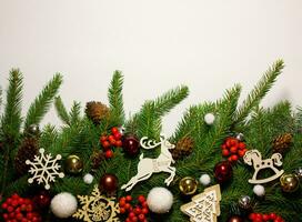 kreativ ny år gräns från jul träd grenar. plats för text. ny år och jul kort. natur ny år begrepp. kopia Plats. foto