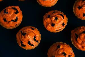 muffins på en mörk bakgrund.godis för halloween firande. foto