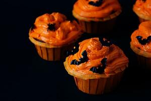 muffins på en mörk bakgrund.godis för halloween firande. foto