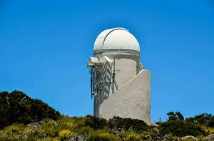 de observatorium torn på topp av en kulle foto