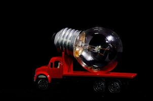 en röd lastbil med en ljus Glödlampa på topp foto
