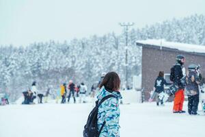 människor spelar åka skidor och snowboard i vinter- säsong. snö vinter- aktivitet begrepp foto
